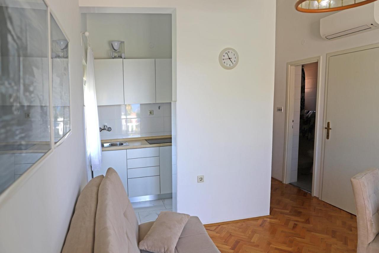 Apartment Hudan Malinska Exterior photo